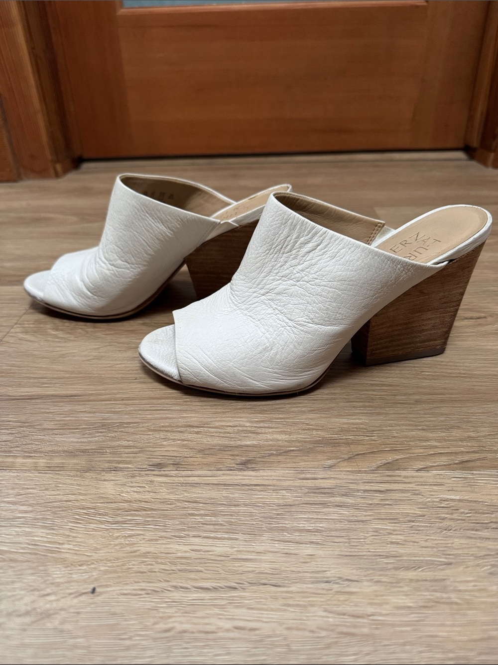 Naturalizer Off-White Leather Open-Toe Slide Mules